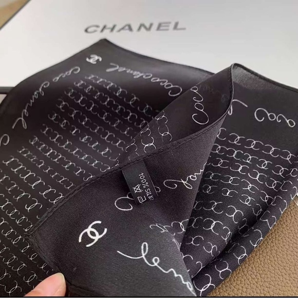 CHANEL Glossy Black Sandals - Picture 4 of 6